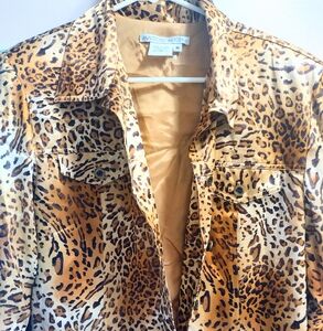 Maggy London 100% silk jacket. Beautiful ! Never worn . Size 16.